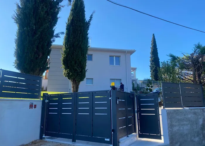 Independent In With Pool ゲストハウス コステロマーノ