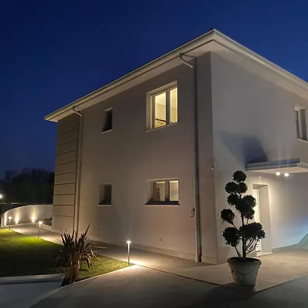 Independent In With Pool Costermano