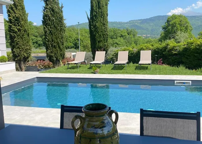 Independent In With Pool Costermano