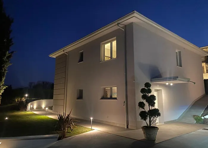 Independent In With Pool Costermano