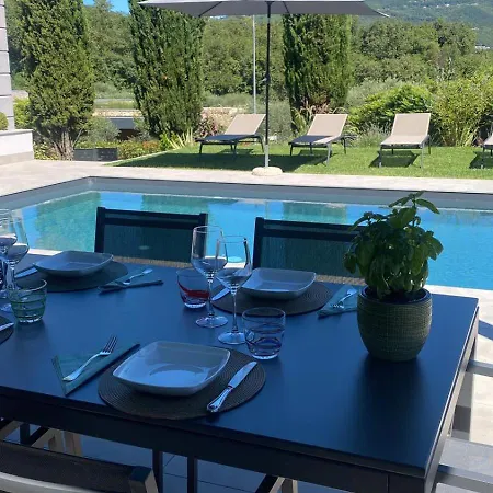 Independent In With Pool Pensjonat